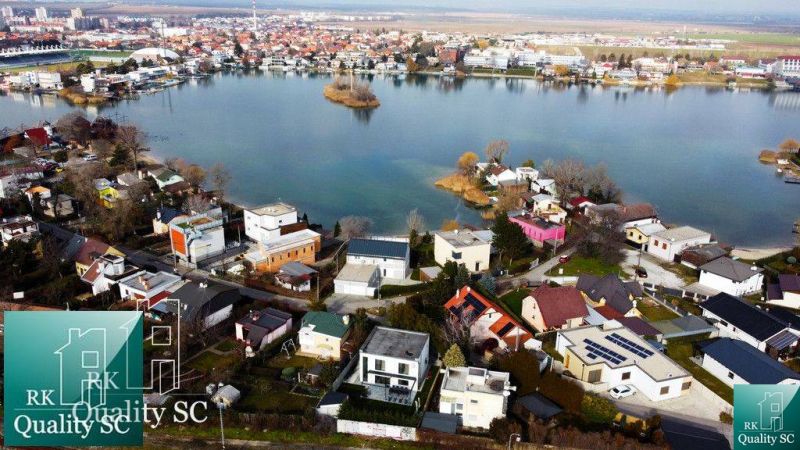 Luftaufnahme von Einfamilienhäusern bei den Sonnenseen Süd in Senec.