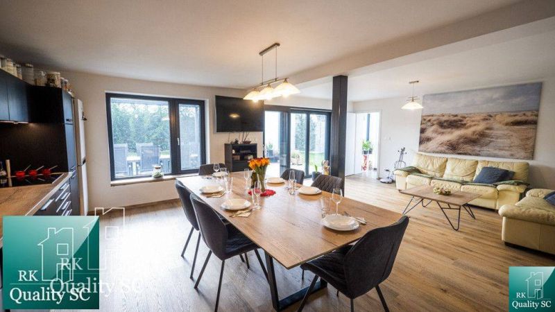 Esstisch und Sofa mit Holzboden in einem Einfamilienhaus.