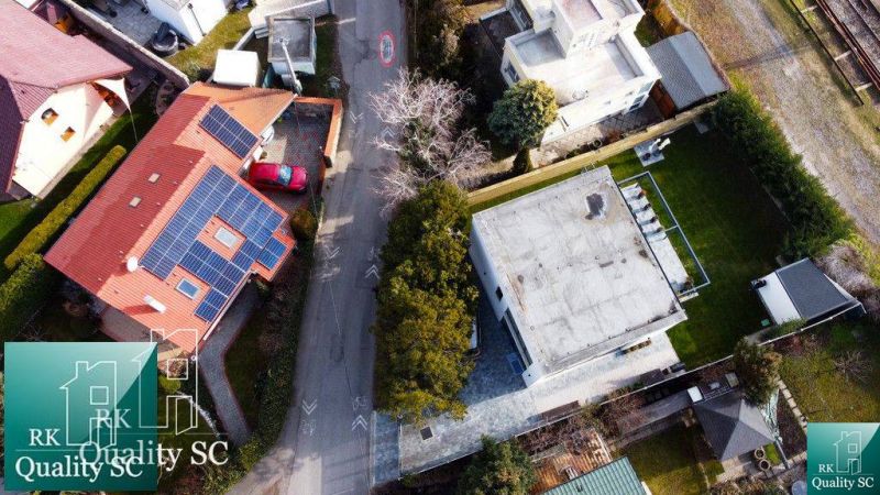 Luftaufnahme eines Einfamilienhauses an den Sonnenseen Süd in Senec.