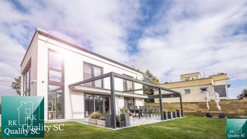 Ein Einfamilienhaus an den Sonnenseen Süd in Senec mit einer geräumigen Terrasse und einem Hof.