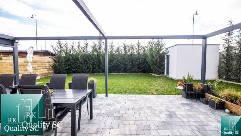Im Außenbereich des Einfamilienhauses an den Sonnenseen Süd in Senec gibt es eine Terrasse und einen Garten.