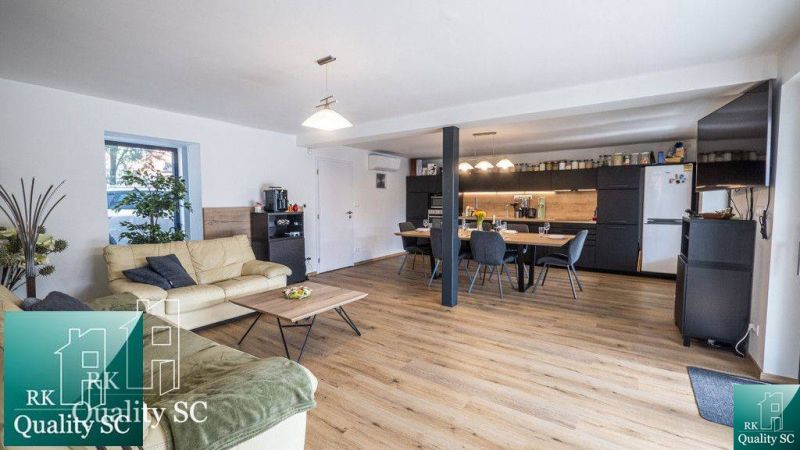 Einfamilienhaus Wohnzimmer mit Küche, Boden mit Holzdekor, bequeme Sitzgelegenheit.