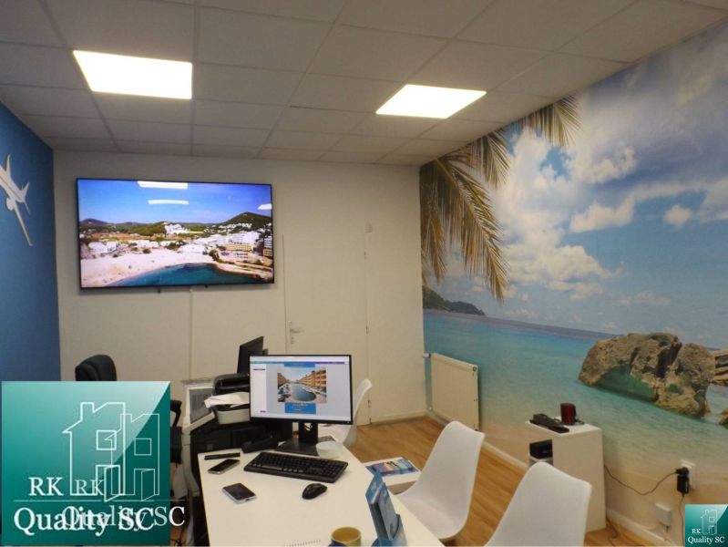 Interieur eines Einfamilienhauses mit Stranddekor, Tisch und Computern.