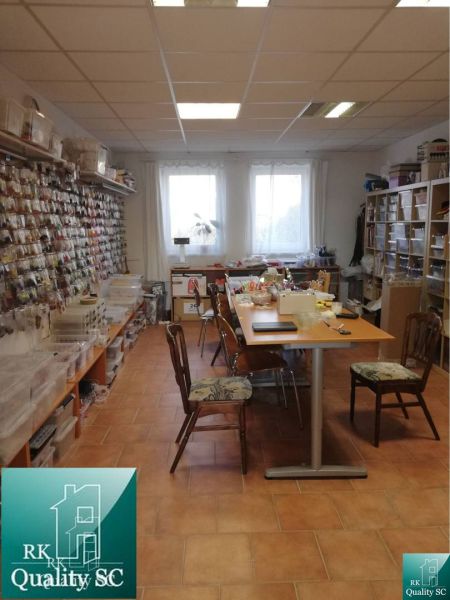Zimmer in einem Einfamilienhaus mit Regalen für Material und langer Arbeitsplatte.