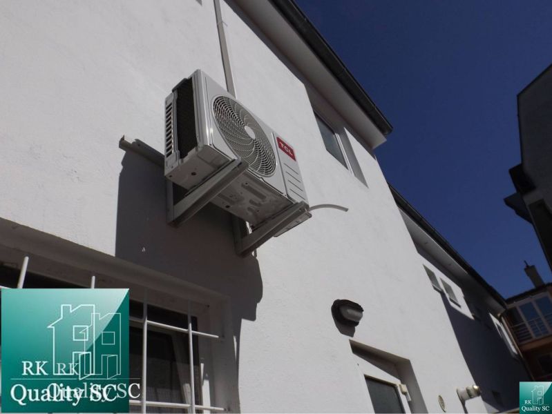 Eine Klimaanlage, die an der Wand eines Einfamilienhauses in der Mäsiarska-Straße in Senec installiert ist.