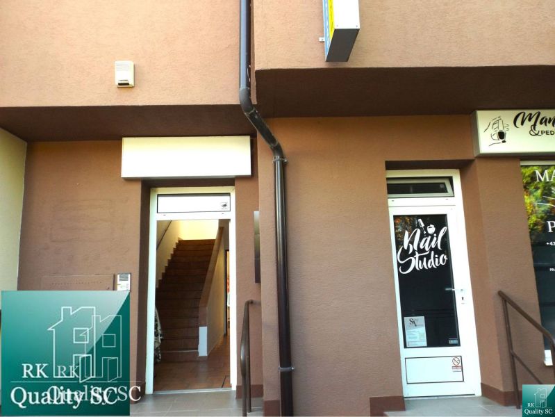 Eingangsbereiche eines Einfamilienhauses in der Mäsiarska-Straße in Senec mit einem Nagelstudio.