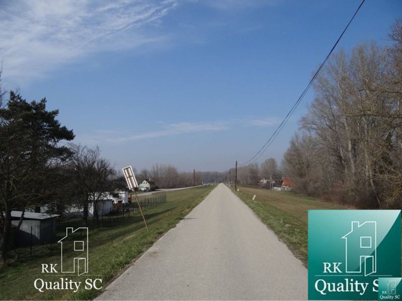 Straße im Gebiet Alter Hafen Gabčíkovo, gesäumt von Bäumen und Gras, Grundstücke - Wohnen.