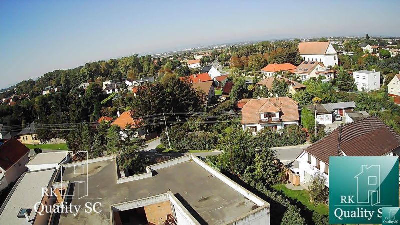 Ein Blick auf das Einfamilienhaus in Kráľová pri Senci in der Záhumenská-Straße mit der umliegenden Grünfläche.