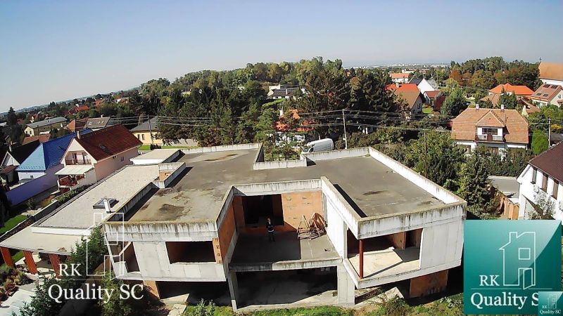 Bau eines Einfamilienhauses in Kráľová pri Senci in der Záhumenská-Straße mit Gärten.
