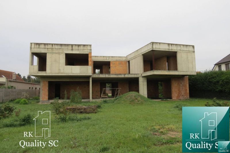 Unvollendetes Einfamilienhaus in der Záhumenská-Straße in Kráľová pri Senci mit großem Garten.