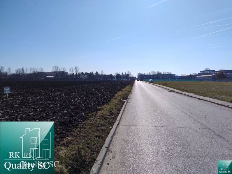 Ein Weg entlang des Feldrandes in der Straße Slnečné jazerá sever in Senec.