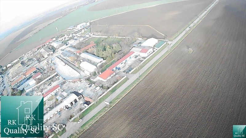 Luftaufnahme des Industriegebiets in Senec bei den nördlichen Sonnenseen.