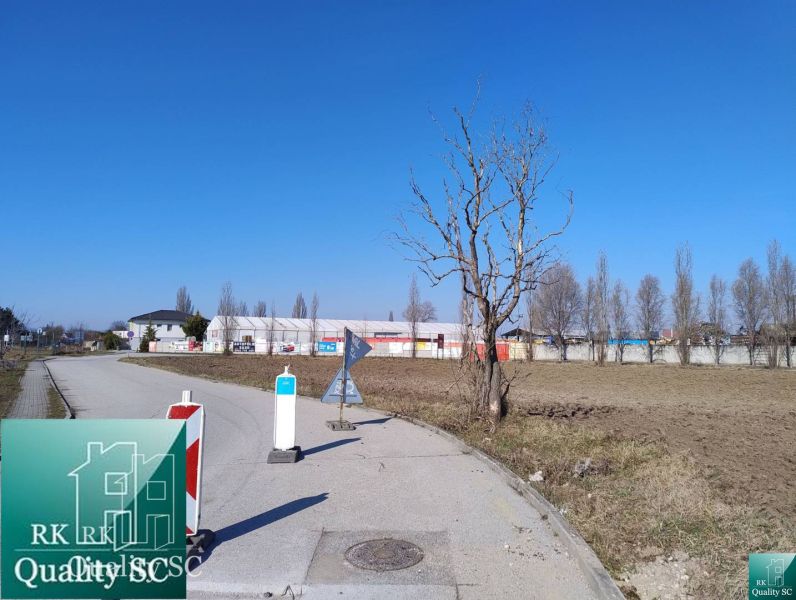 Grundstücke - Wohnen an den Sonnenseen Nord in Senec mit Blick auf ein leeres Feld.