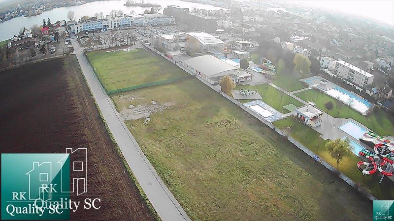 Luftaufnahme von Wohnbaugrundstücken in Senec, Sonnenseen Nord, in der Nähe des Gewässers.