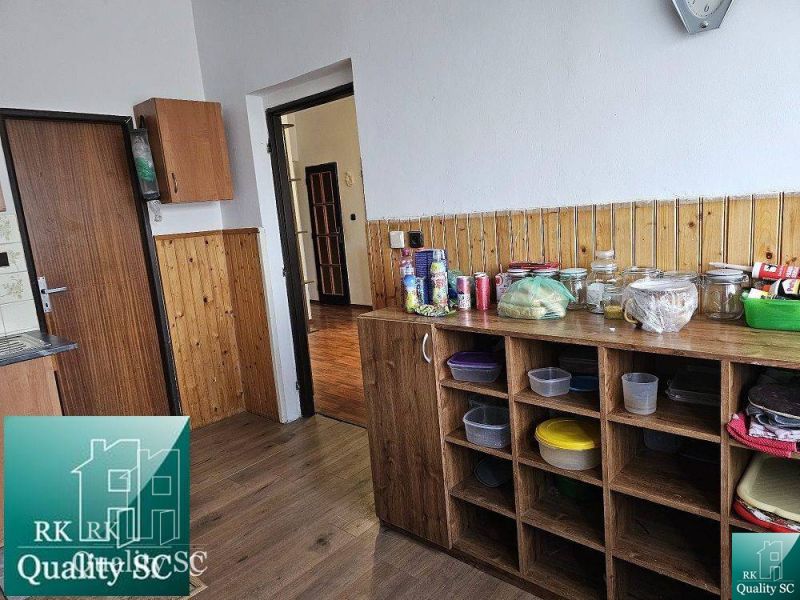 Küche mit Holzdekor in einem Einfamilienhaus mit Speisekammer und Lagerräumen.