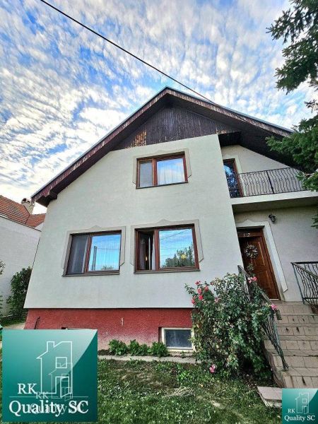 Einfamilienhaus in Tureň in der Straße Tureň mit weißer Fassade und Garten.