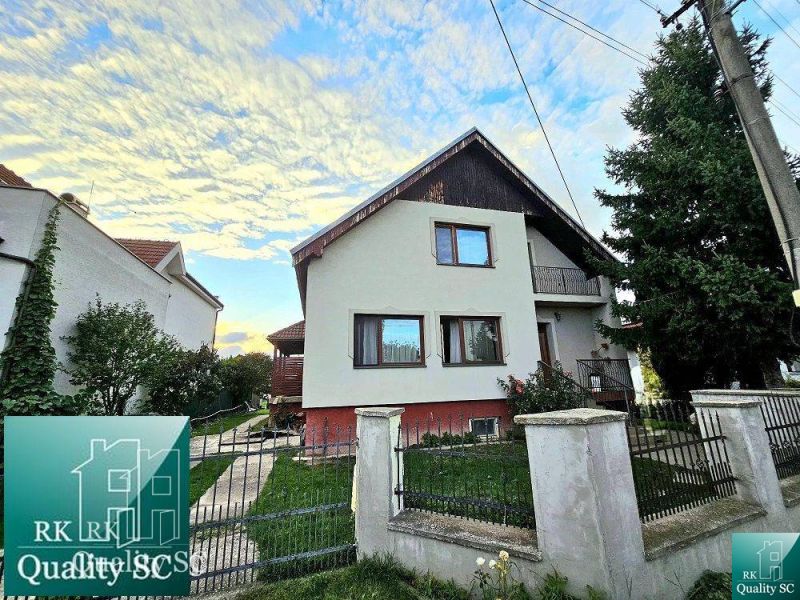 Ein Einfamilienhaus in Tureni in der Straße Tureni mit Vorgarten und Zaun.