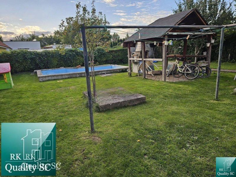 Garten in der Stadt Tureň bei einem Einfamilienhaus in der Straße Tureň mit Pavillon und Schwimmbad.