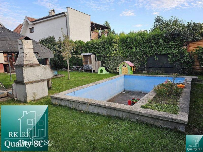 Garten bei einem Einfamilienhaus in Turen mit Pool, Kamin und Kinderspielhaus.