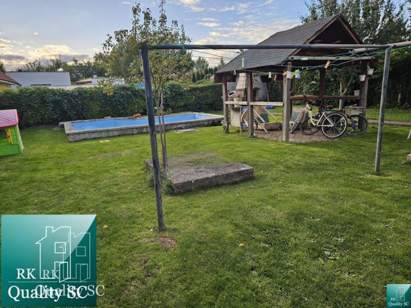 Garten eines Einfamilienhauses in Tureň, Tureň mit Pavillon, Pool und Rasen.