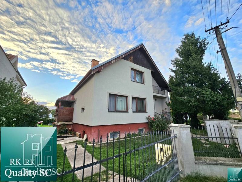 Einfamilienhaus in der Gemeinde Tureň in der Straße Tureň, umgeben von Grünflächen und einem Zaun.