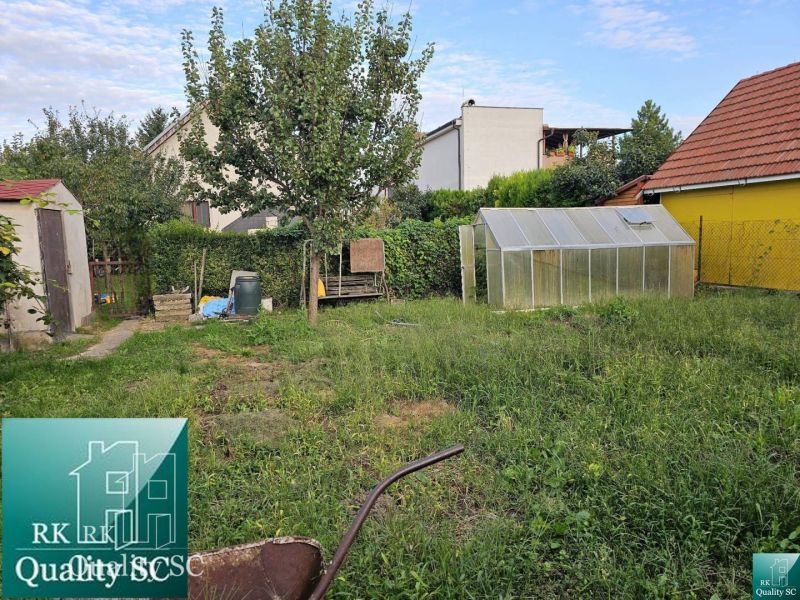 Ein Garten mit Pavillon und Gewächshaus hinter einem Einfamilienhaus in der Straße in Turen.