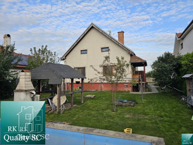 Ein Einfamilienhaus in der Gemeinde Tureň in der Straße Tureň mit einem Pool und einem Grill im Garten.