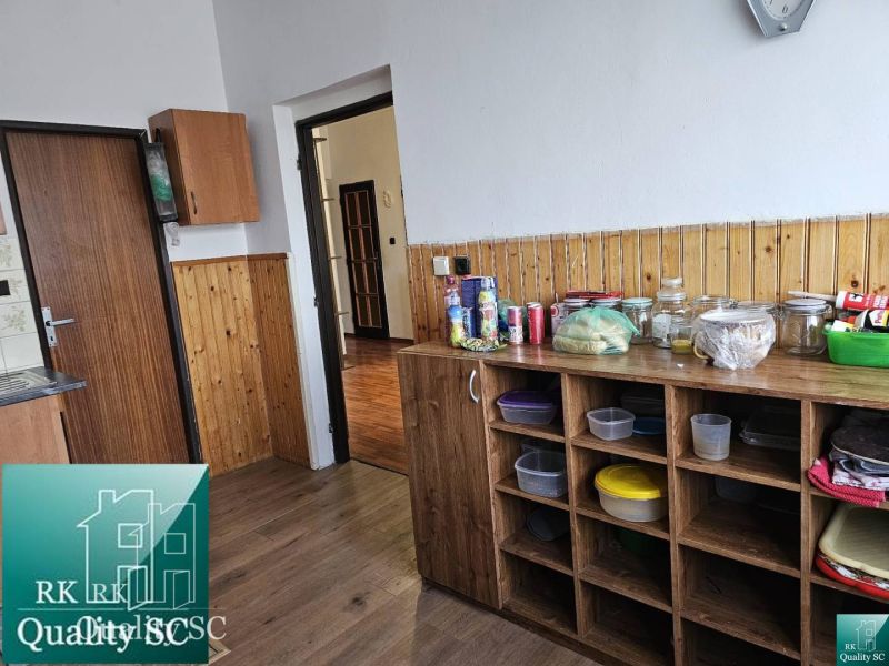 Küche mit Holzdekorboden in einem Einfamilienhaus.