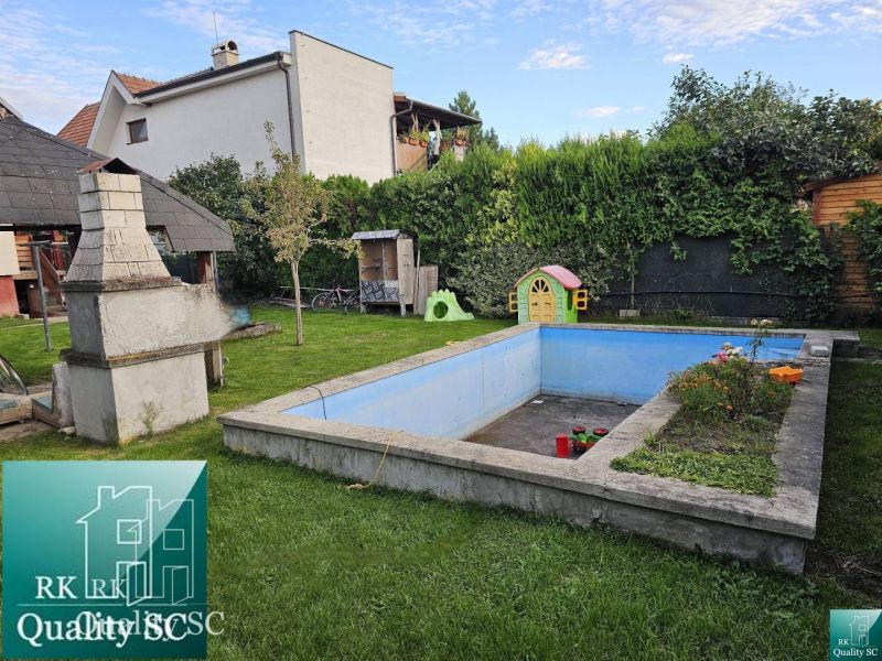 Garten eines Einfamilienhauses in Tureň mit Pavillon, Schwimmbad und Kinderhaus.