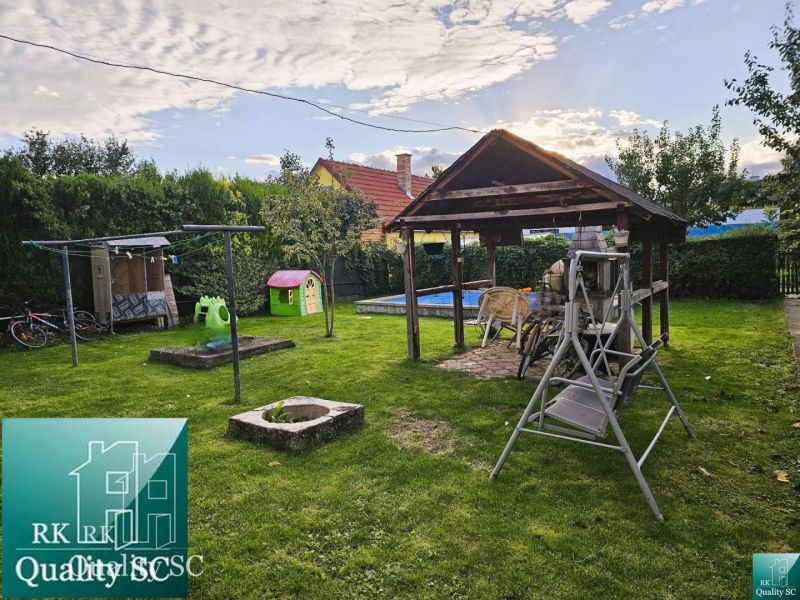 Der Garten des Einfamilienhauses in Tureň mit Pavillon, Schaukel und Kinderspielplatz in der Straße Tureň.