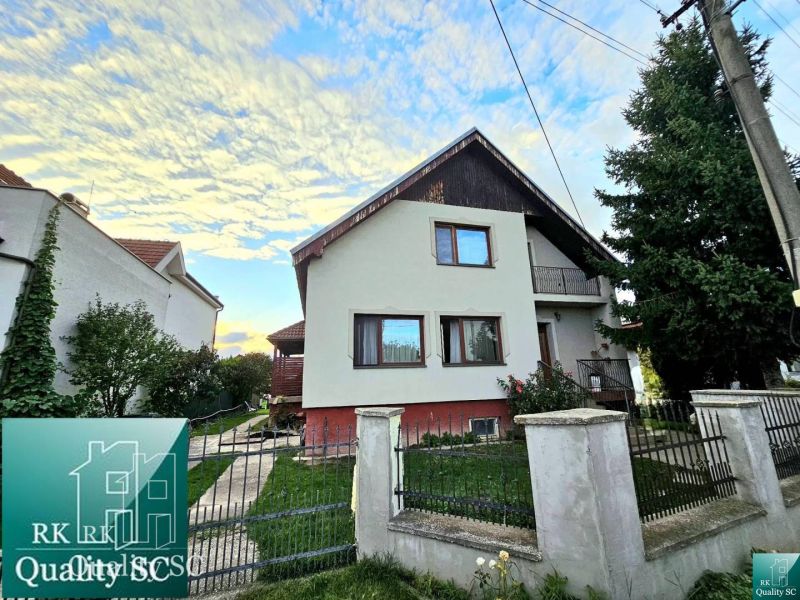 Ein Einfamilienhaus in Tureň in der Straße Tureň mit einem eingezäunten Garten und blauem Himmel.