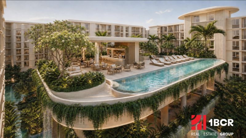 Wohnungsbau in Pattaya mit einem Pool auf der Terrasse, umgeben von üppigem Grün und Liegestühlen.