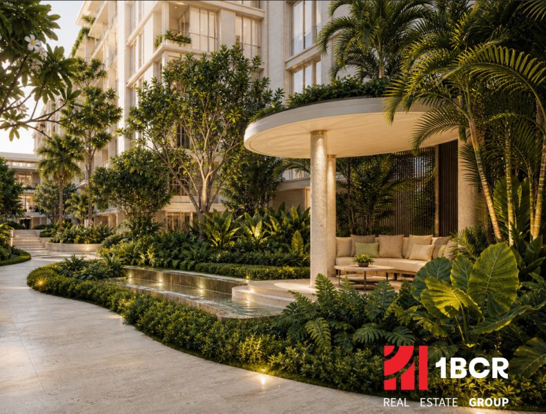 Luxuriöser Garten mit grüner Bepflanzung beim Bau von Wohnungen in Pattaya.