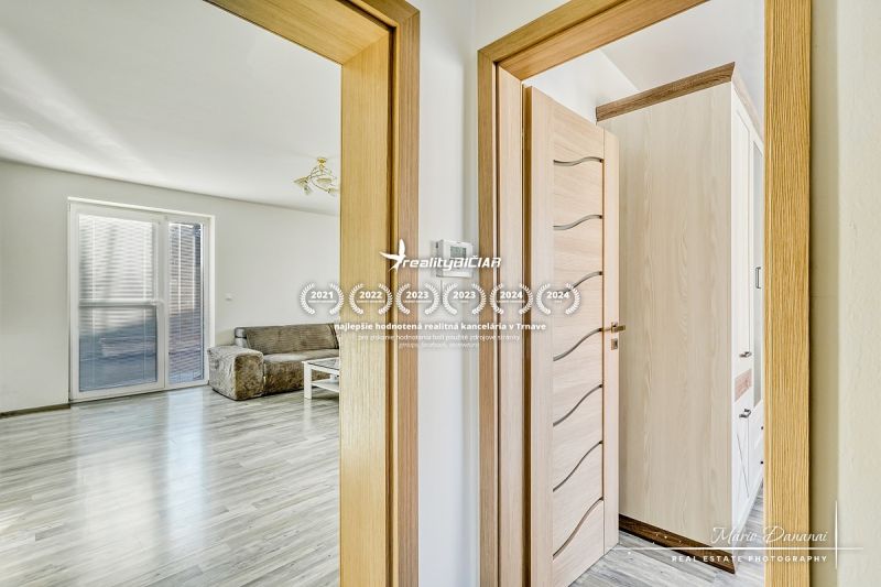 Innenraum eines Einfamilienhauses mit Holzboden und einer bequemen Sitzgarnitur.