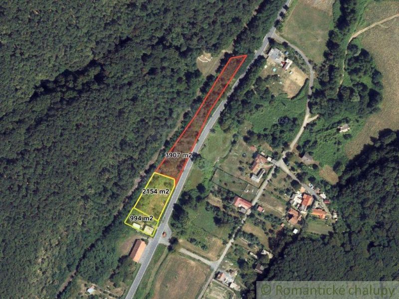 Luftaufnahme von Wohnbaugrundstücken in Šiatorská Bukovinka, umgeben von Wald und Natur.