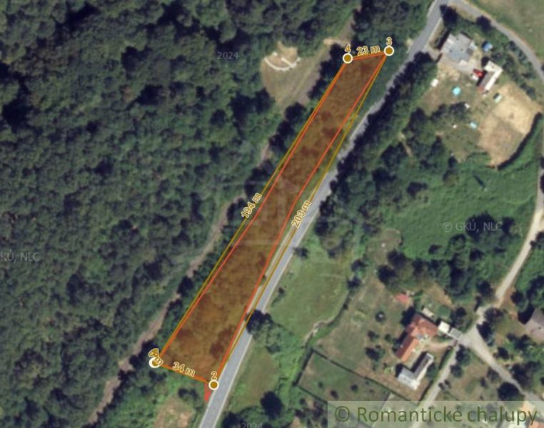 Grundstücke - Wohnen in Šiatorská Bukovinka, umgeben von Grünflächen und Straßennetz.