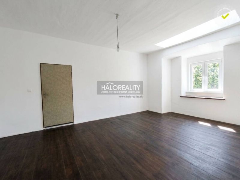 Ein Raum mit weißen Wänden und einem Boden in Holzoptik in einer 3-Zimmer-Wohnung.