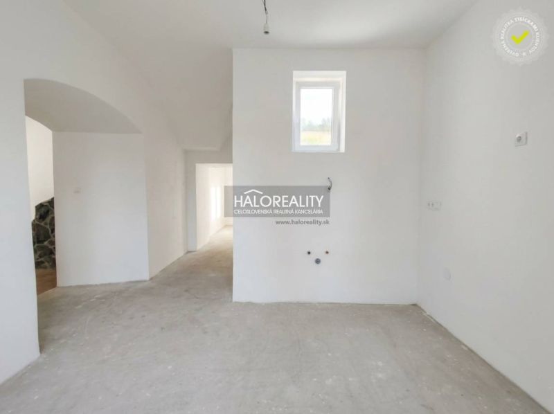 Das Innere einer geräumigen 3-Zimmer-Wohnung mit weißen Wänden und einem kleinen Fenster.