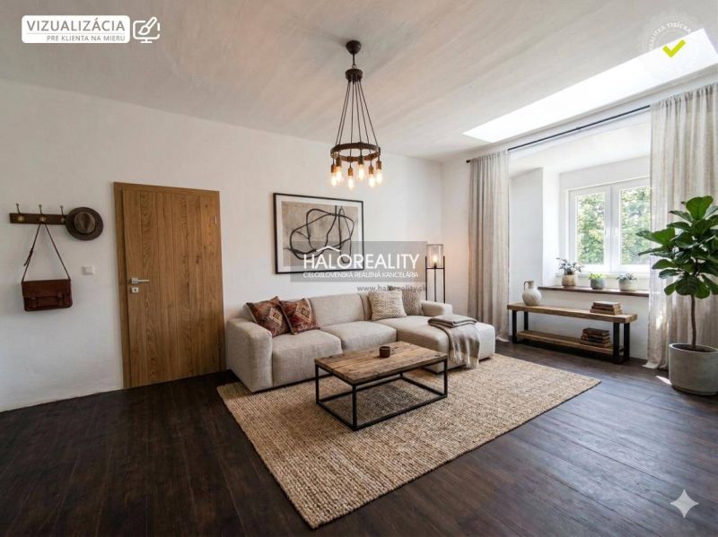 Wohnzimmer einer 3-Zimmer-Wohnung mit Holzboden und großem Fenster.