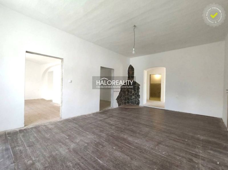 Ein Zimmer in einer 3-Zimmer-Wohnung mit einem Boden in Holzoptik und glatten weißen Wänden.