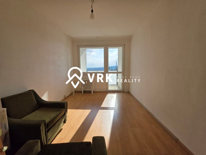 Wohnzimmer in einer 4-Zimmer-Wohnung mit Holzboden und Sofas.