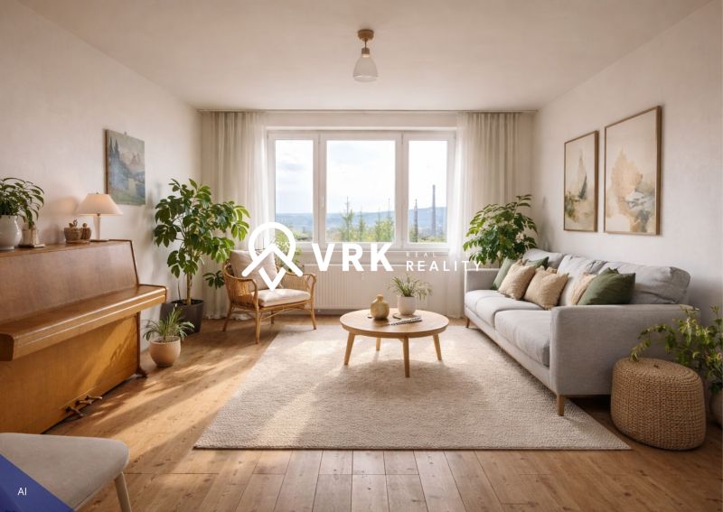 Wohnzimmer in einer 4-Zimmer-Wohnung mit Klavier und Holzboden.