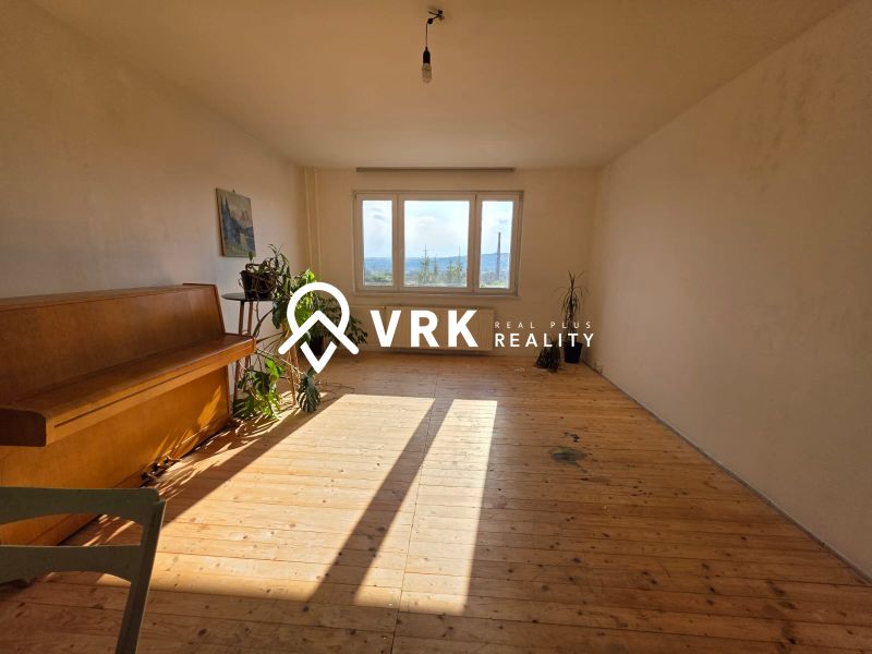 Ein heller Raum mit einem Klavier und einem Holzboden in einer 4-Zimmer-Wohnung.