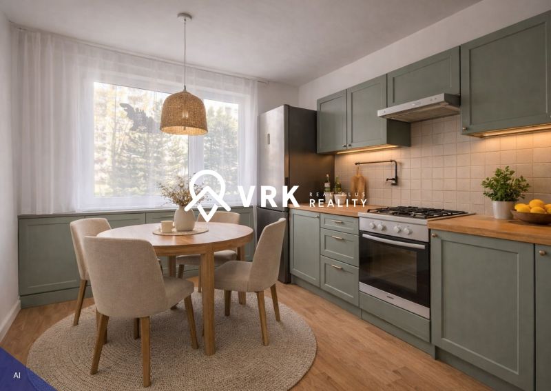 Küche in einer 4-Zimmer-Wohnung mit Holzboden und rundem Tisch.