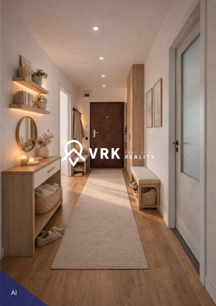 Eingangsflur mit Spiegel, Regalen und einem Boden in Holzoptik in einer 4-Zimmer-Wohnung.