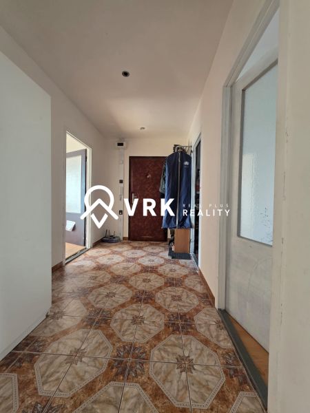 Flur mit Keramikfliesen in einer 4-Zimmer-Wohnung mit zwei Türen und einer Wandgarderobe.