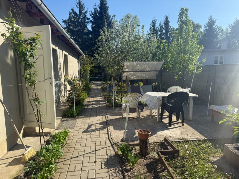 Garten bei der Hütte in der Sekule-Straße in Sekule mit Sitzgelegenheit und Blumenbeet.