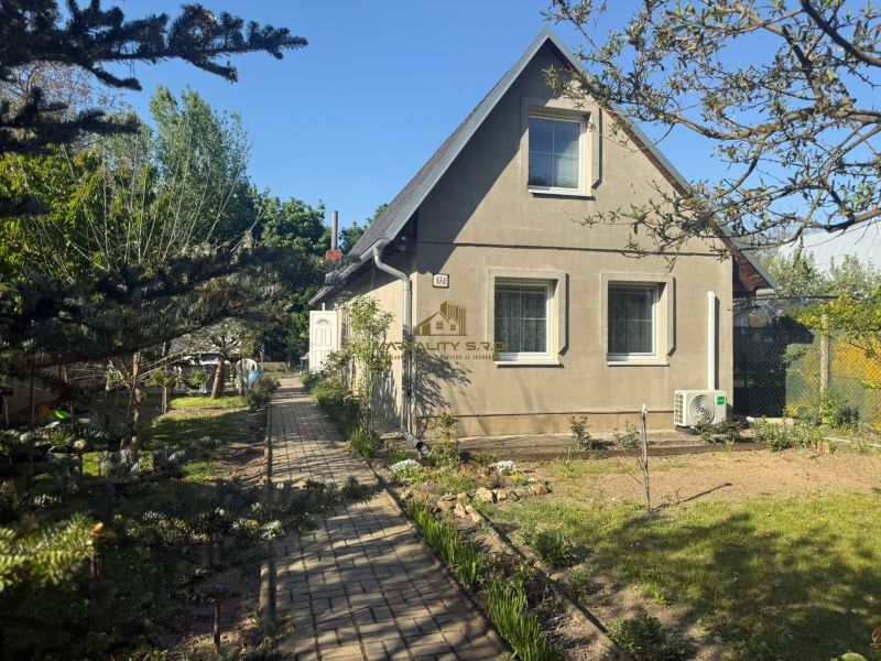 Ein Haus auf der Straße Sekule in Sekule mit Garten und gepflastertem Gehweg.