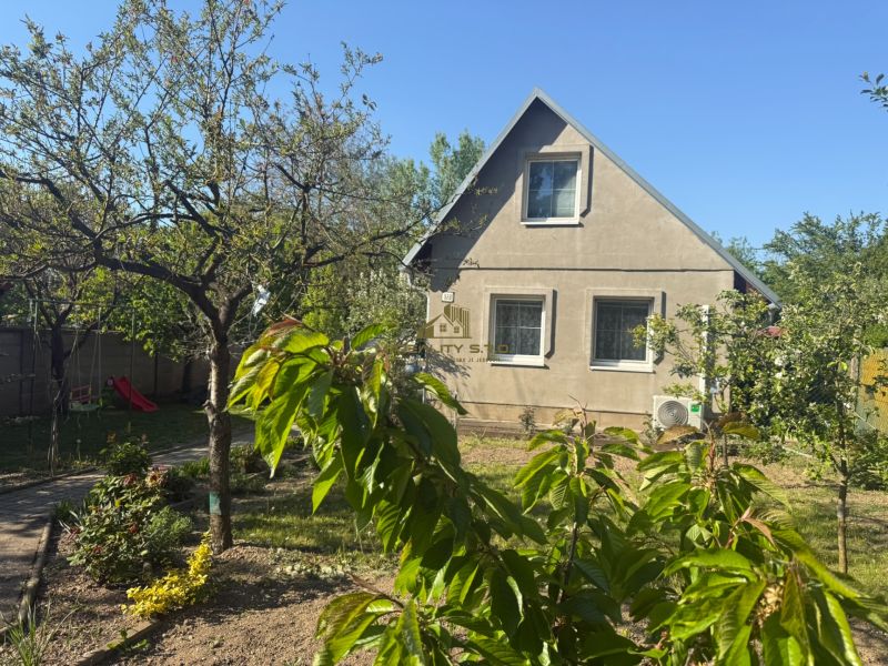 Ein Ferienhaus im Dorf Sekule in der Straße Sekule, umgeben von einem Garten mit Obstbäumen.