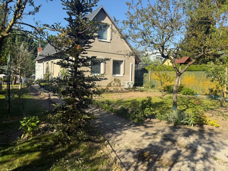 Ein Ferienhaus in Sekule mit Vorgarten, Bäumen und gepflegtem Rasen in der Straße Sekule.